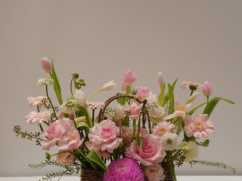 GIỎ HOA HỒNG, HOA KIM CHÂM & HOA TULIP