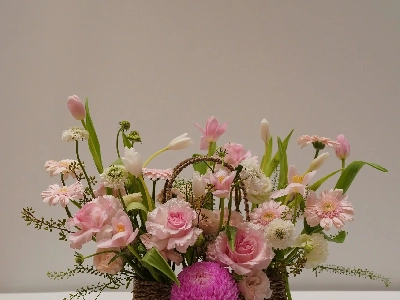 GIỎ HOA HỒNG, HOA KIM CHÂM & HOA TULIP